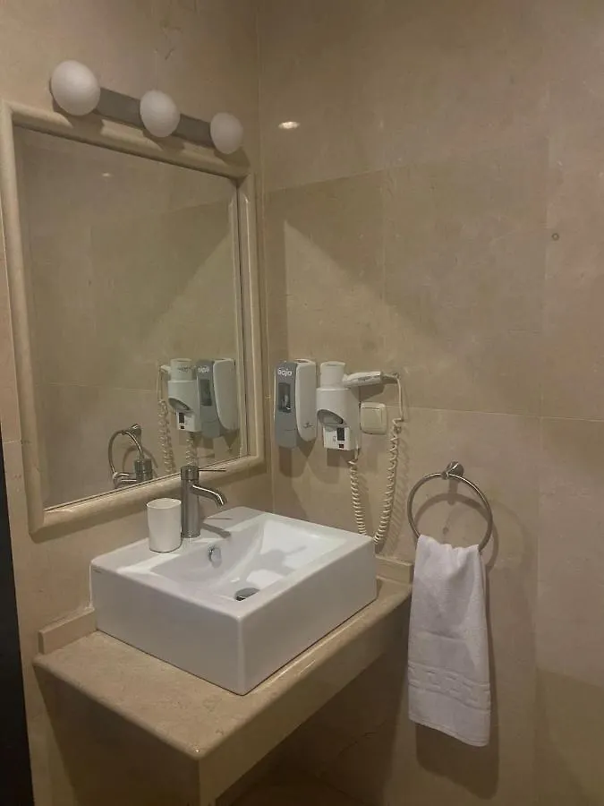 Hostal Tres Soles Nerja Gæstehus